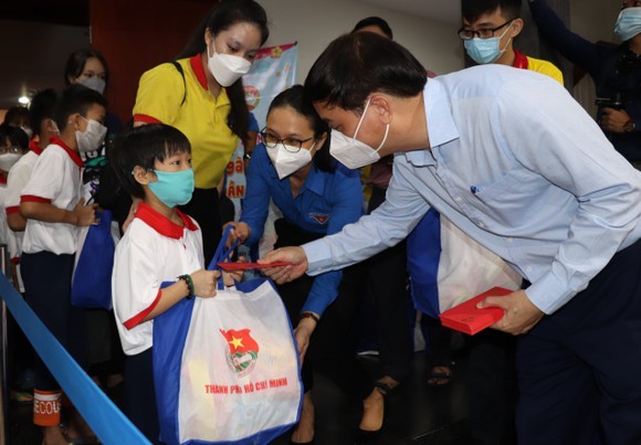 市人委會常務副主席黎和平給小朋友們贈送紅包。