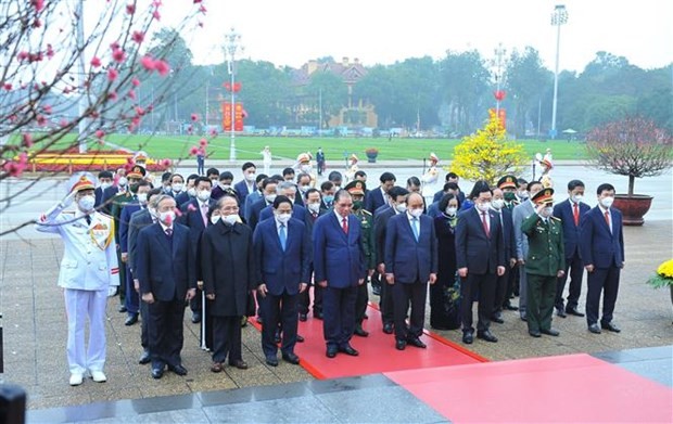 越南黨和國家領導代表團晉謁胡志明主席陵並敬獻花圈。(圖自越通社)