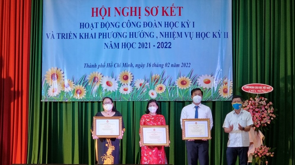 市華語成人教育中心主任錢美秀(左一)獲得越南勞動聯團獎狀。
