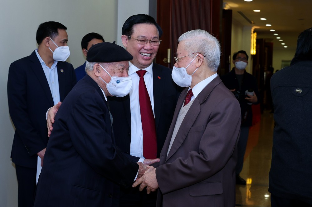 黨中央總書記阮富仲與原高級領導交談。