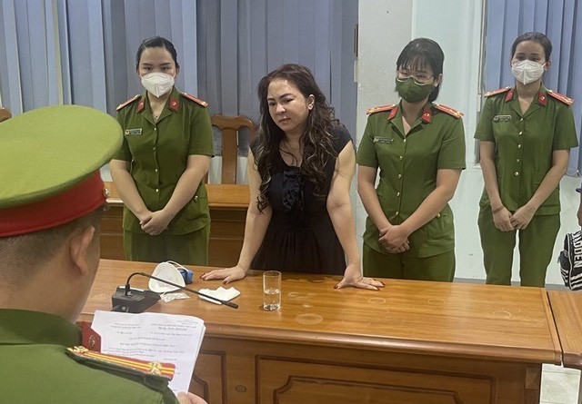 公安機關宣讀對阮芳姮起訴決定。 (圖源：baochinhphu)