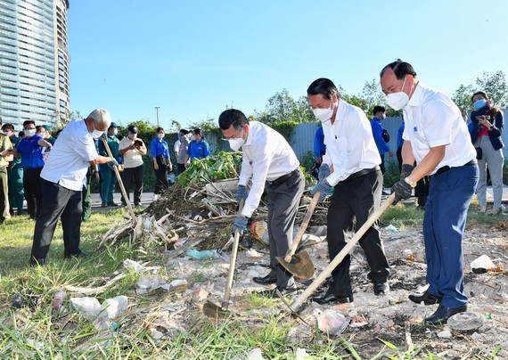 第七郡領導同志參加打掃環境。