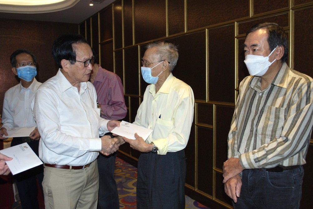 張豐裕先生代表萬盛發集團向各華文中心負責人贈送醫保卡代金。
