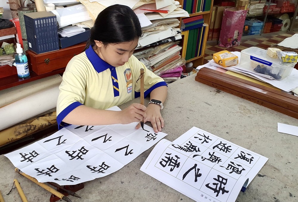林漢城培養少兒學習書法興趣。