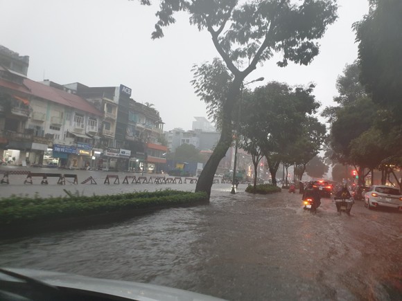 本市多條街道今日下午強降雨後一片汪洋。