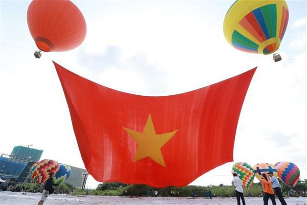 慶祝國慶節胡志明市放飛牽引大型國旗的熱氣球。 