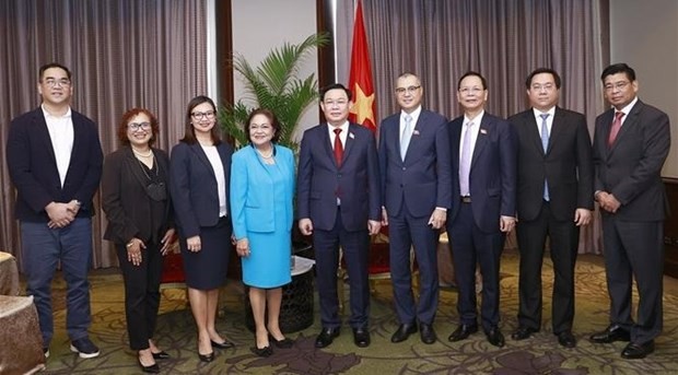 越南國會主席王廷惠與雙方代表合影。