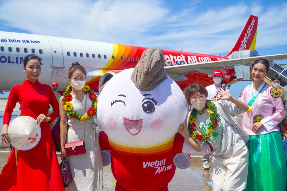 韓國遊客乘坐越捷航班抵達越南觀光。