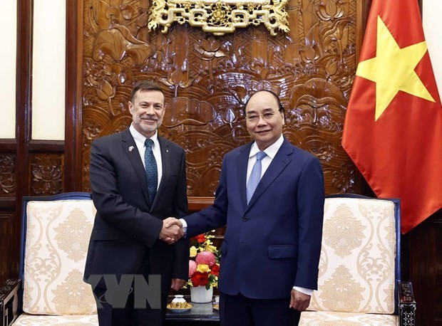 国家主席阮春福（右）与澳大利亚驻越南大使安德鲁·戈莱辛斯基。