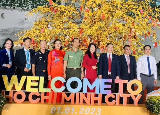 胡志明市迎接2023年首批遊客。