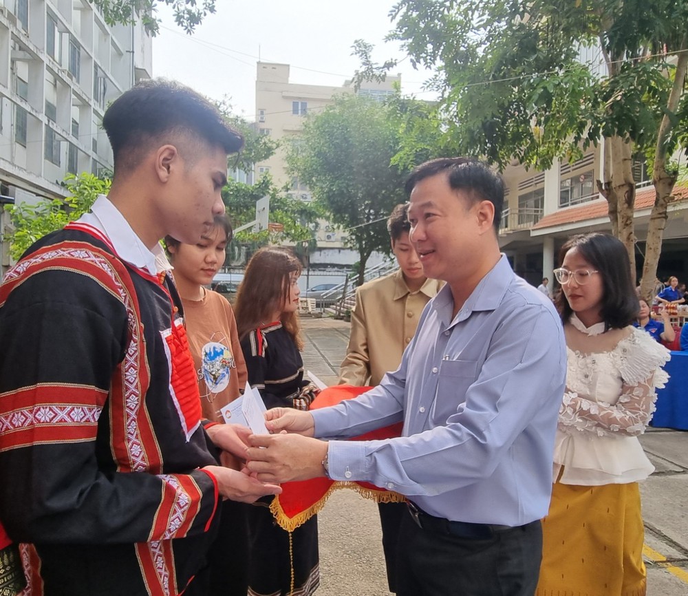 第五郡越南祖国阵线委员会主席黎晋才向贫困民族大学生颁发助学金。