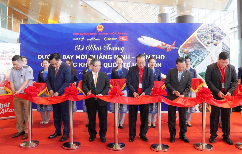 芹苴市和广宁省领导主持了芹苴—云屯航线首航启动仪式。
