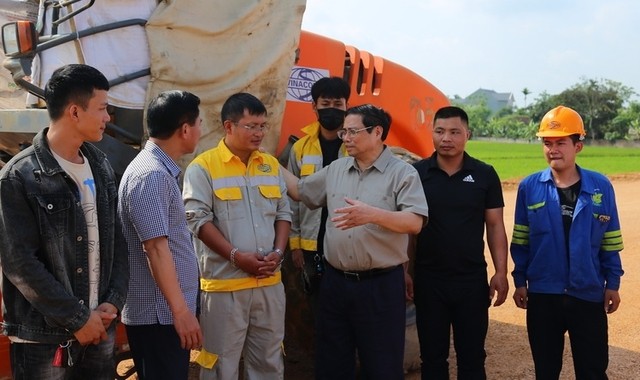 范明政总理看望施工场地的干部、工人。
