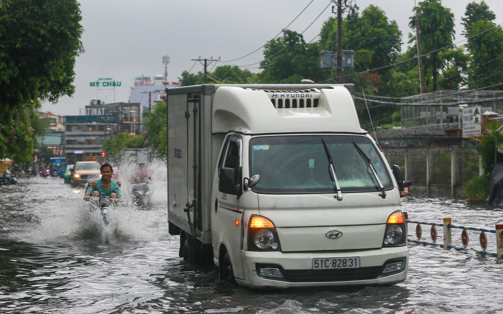  本市强降雨致街道受淹