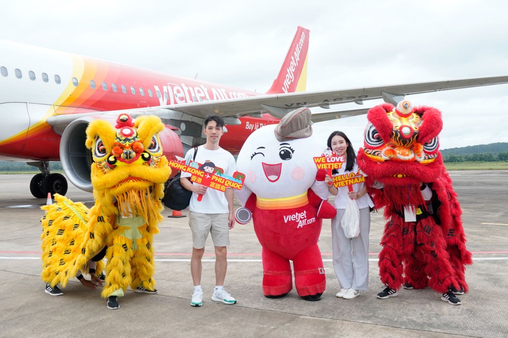 首批香港乘客抵达富国岛受到热烈欢迎。
