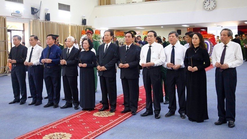 党政领导和原领导出席黎福寿同志丧礼。