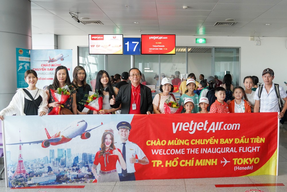 从胡志明市飞往东京市（羽田机场）航班的第一批乘客获得热烈欢迎。