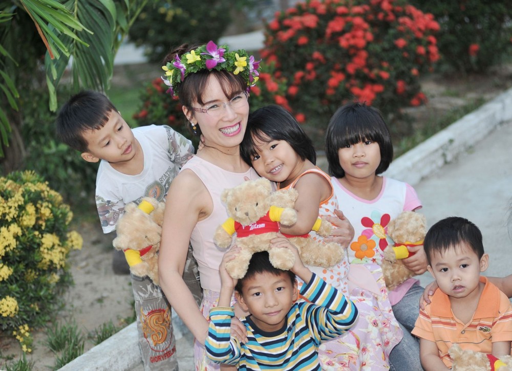 越捷航空公司董事长阮氏芳草关爱孤儿们。