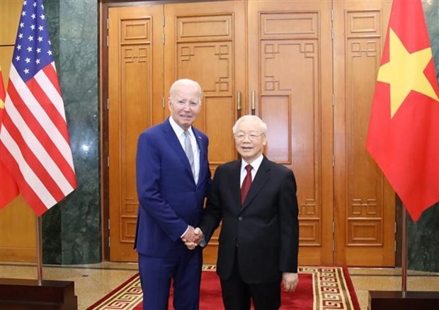 越共中央总书记阮富仲(右）与美国总统小约瑟夫·罗宾内特·拜登。图自越通社
