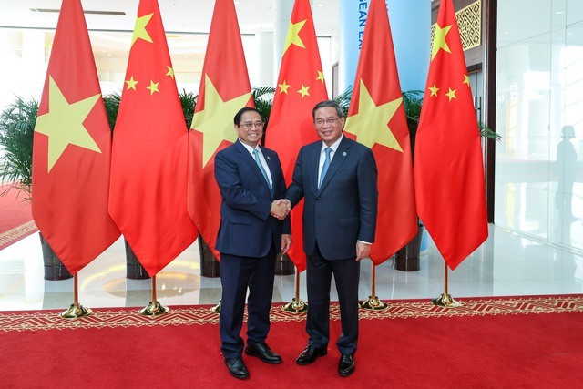政府总理范明政与中国国务院总理李强举行会谈。
