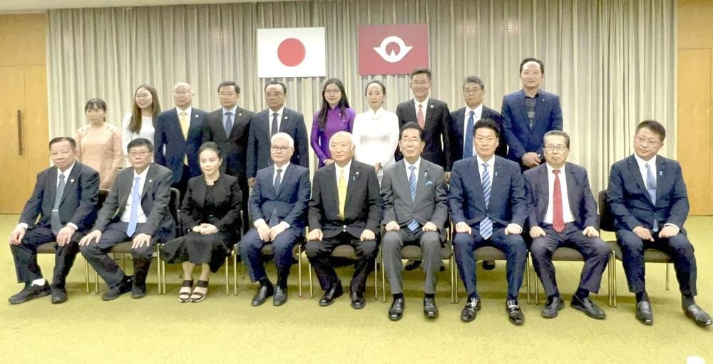 平阳省领导人与日本山口省领导人于2023年6月合影留念。