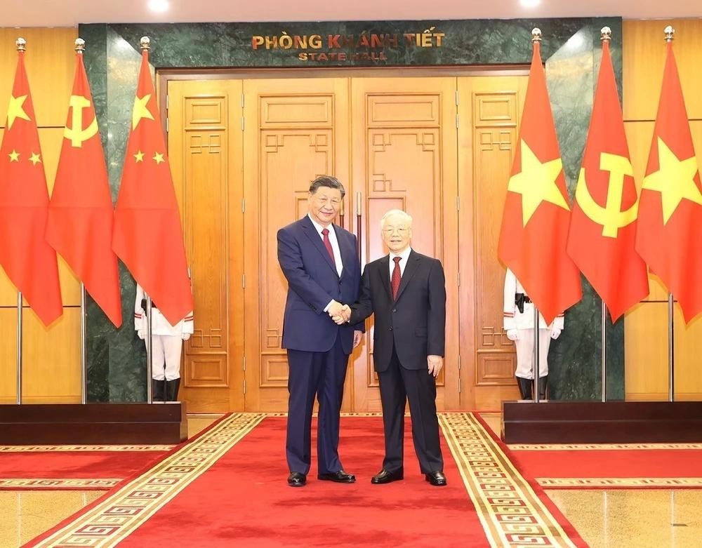 越共中央总书记阮富仲（右）同中共中央总书记、国家主席习近平。