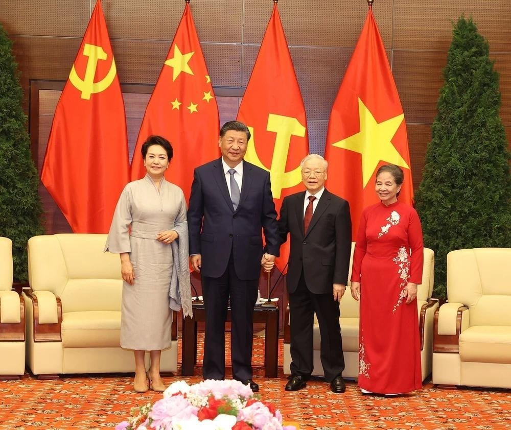党中央总书记阮富仲夫妇与中共中央总书记、中国国家主席习近平夫妇合影。