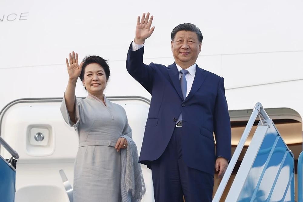 中共中央总书记、国家主席习近平和夫人圆满结束对越南的国事访问回国。 