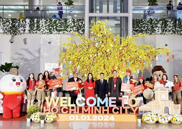 胡志明市迎来2024年首个入境外国游客团