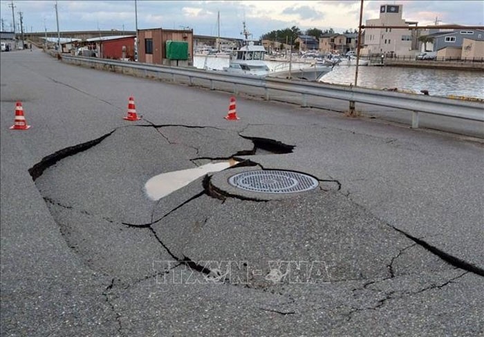 1月1日，日本石川县金泽市发生地震后路面出现裂​​缝。