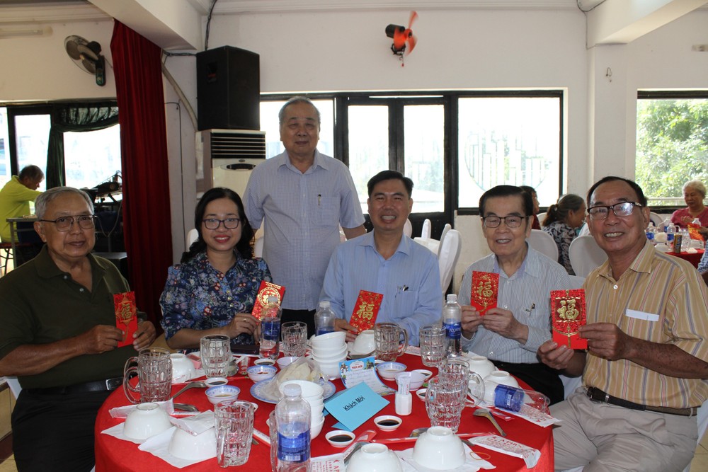 市华人抗战传统俱乐部主任孙盛强向与会者和诸位嘉宾赠送贺年利是。