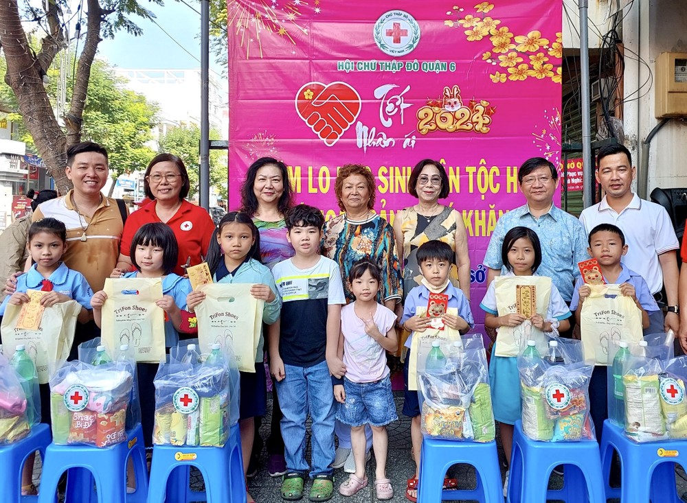 第六郡红十字会和各热心人士向华人学生赠送礼物。
