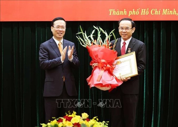 国家主席武文赏向阮文年同志颁发党龄45年纪念章。