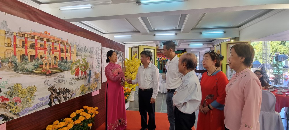 第五郡领导与华人画家交流欣赏画作。