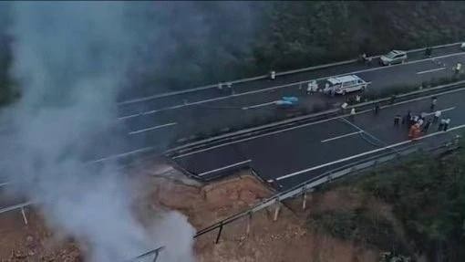 广东梅大高速路面塌陷致24人死亡