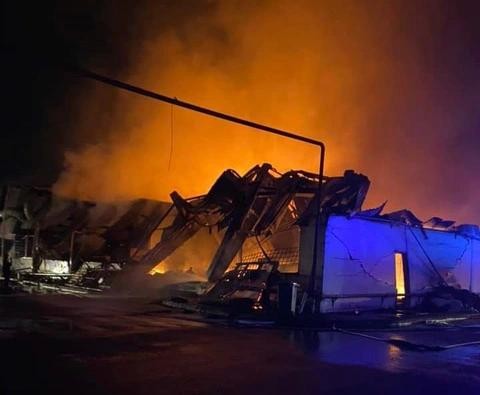 大火后厂房倒塌。