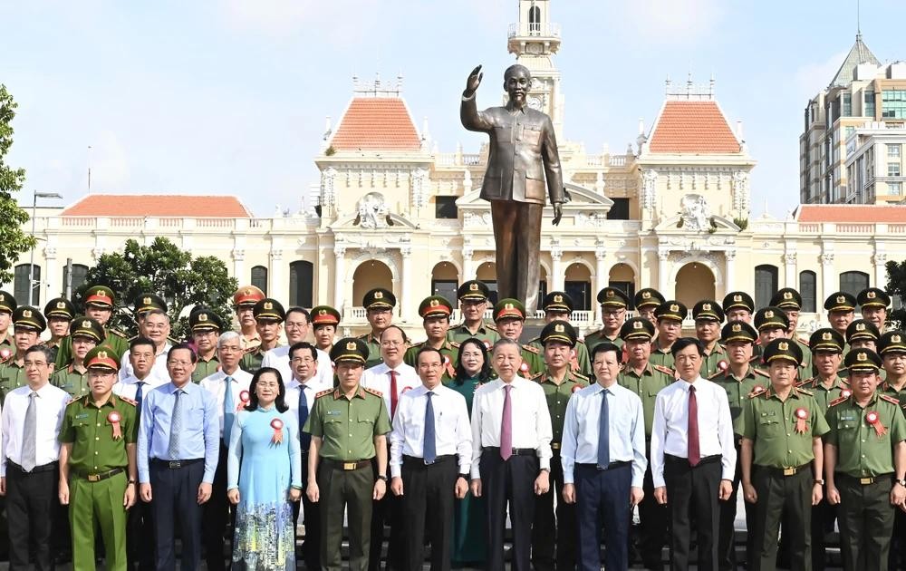 党政领导向胡志明主席敬献鲜花。