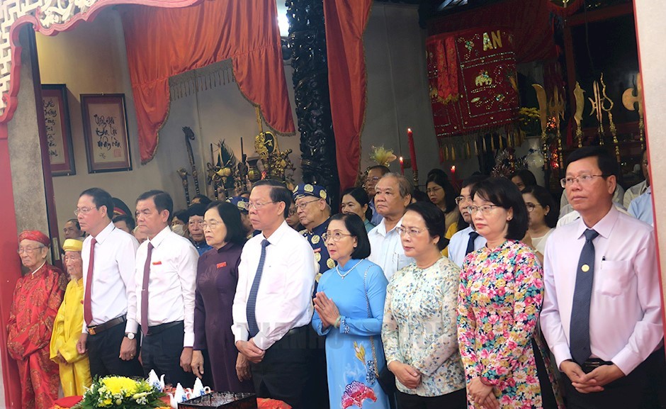 代表们出席祭礼仪式。