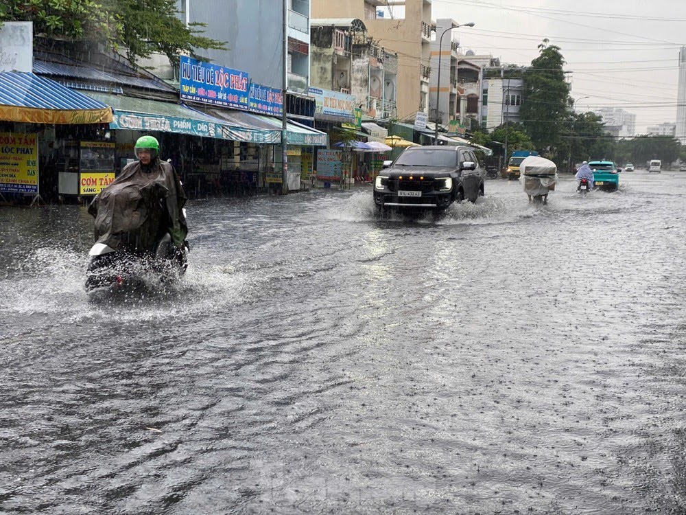 本市多条街雨后成泽国。