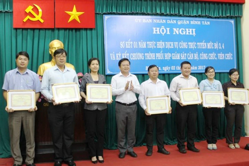 UBND quận Bình Tân khen thưởng các tập thể tiêu biểu trong việc thực hiện thủ tục trực tuyến 