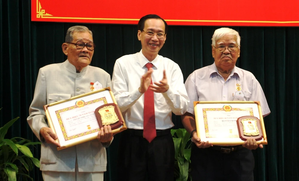 Lãnh đạo TPHCM chúc mừng các Đảng viên được trao Huy hiệu Đảng 