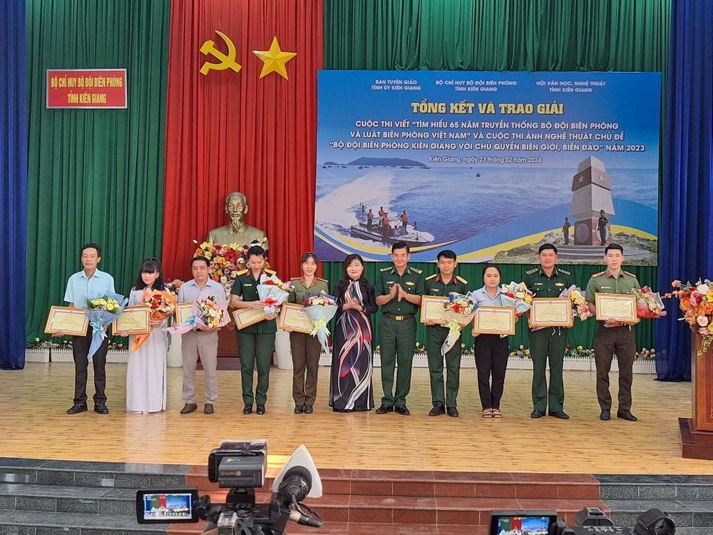 Ban tổ chức trao thưởng cho các tác giả Cuộc thi viết “Tìm hiểu 65 năm truyền thống BĐBP và Luật Biên phòng Việt Nam” năm 2023