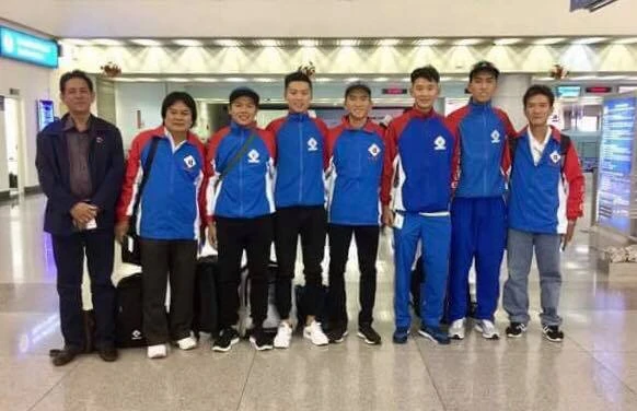 Nguyễn Nhật Nam cùng đồng đội tại sân bay