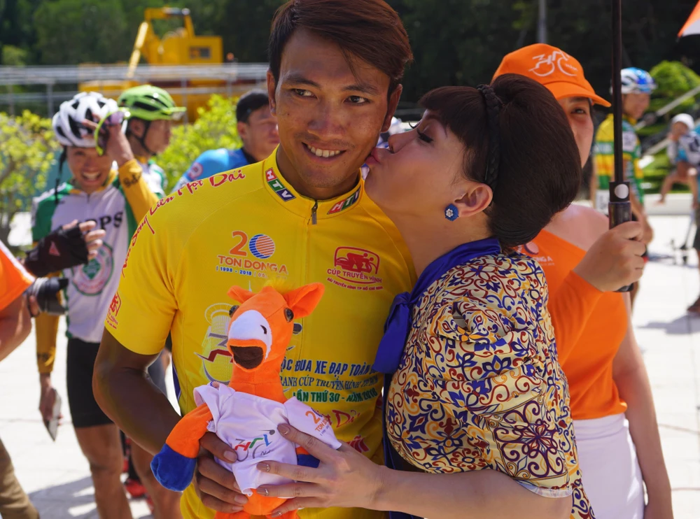 Việt Hương gởi tặng nụ hôn cho áo vàng Nguyễn Thành Tâm. Ảnh: HOÀNG HÙNG
