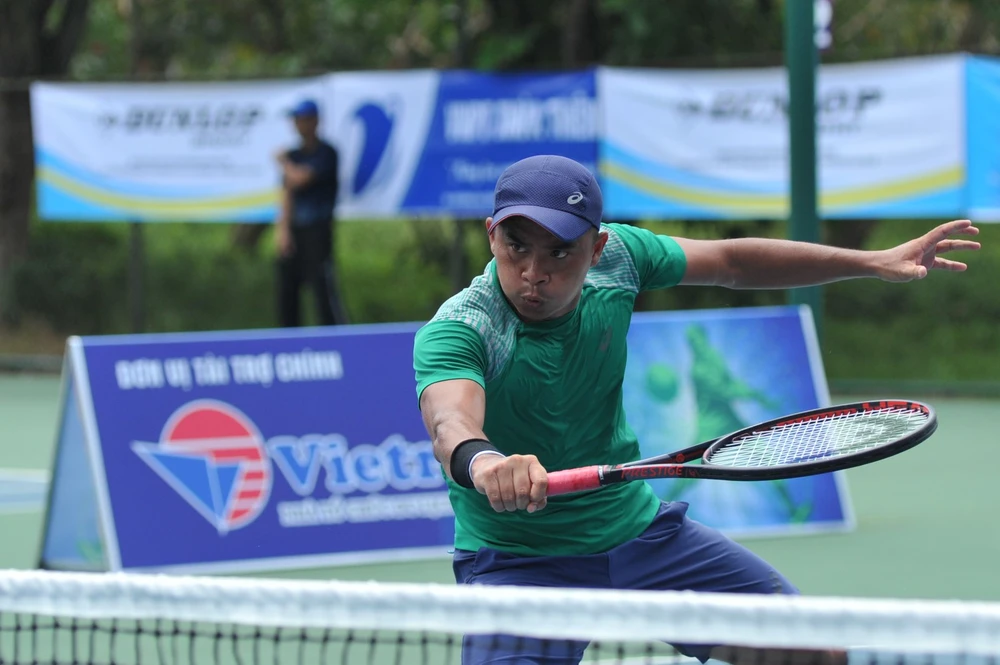 Dù ở độ tuổi 36, Quốc Khánh vẫn là tay vợt đánh đôi hàng đầu.