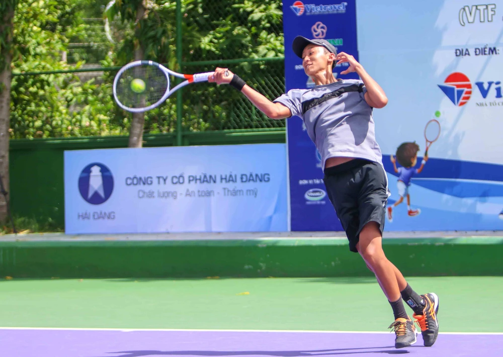 Tay vợt trẻ 15 tuổi Toàn Phụng xuất sắc vô địch U18. 