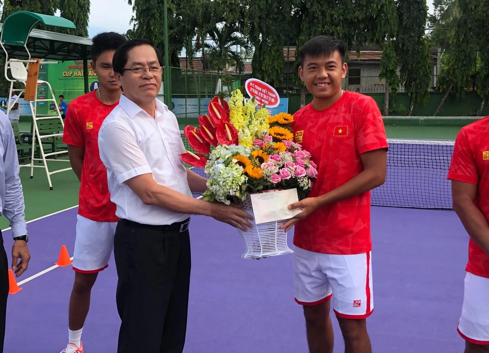 Đồng chí Phạm Viết Thanh đang trao hoa và quà cho đội tuyển. 