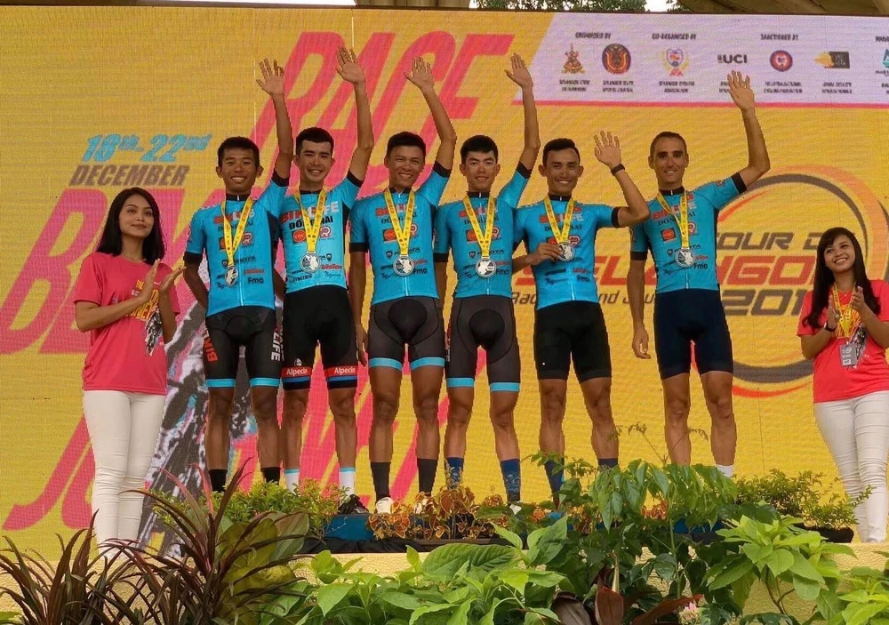 Đội Bike Life Đồng Nai trên bục nhận thưởng. 