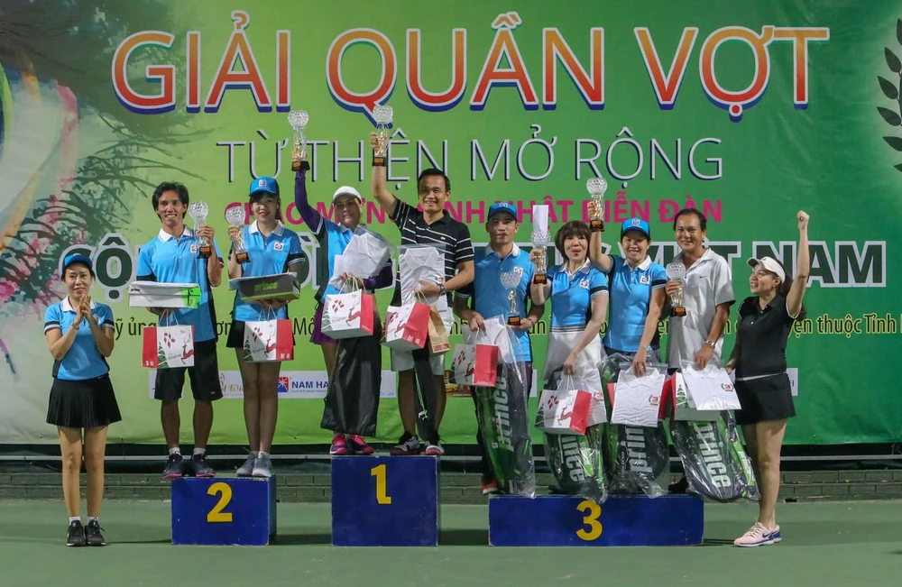 Các tay vợt có thứ hạng cao nhận giải. 