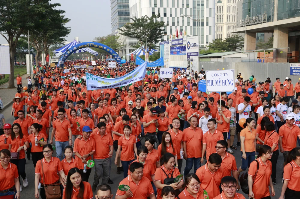 Hàng ngàn người dân thành phố tham gia đi bộ từ thiện. 